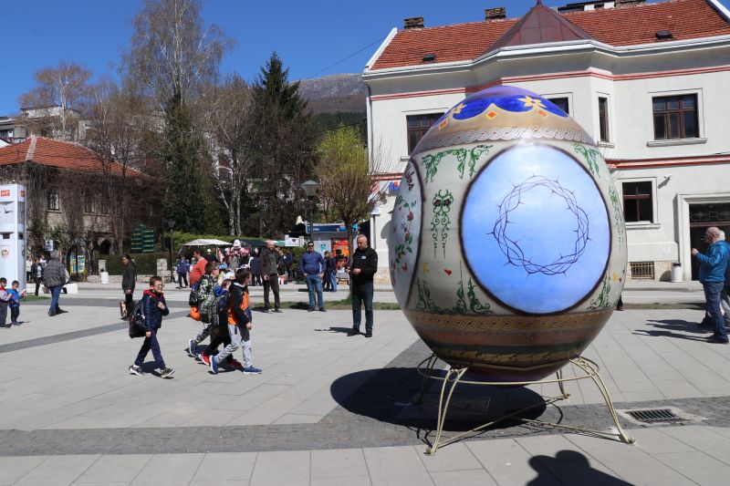 Dolazak velikog praznika: Na Centralni trg u Travniku postavljeno uskršnje jaje više od 2.5 metra (FOTO+VIDEO)