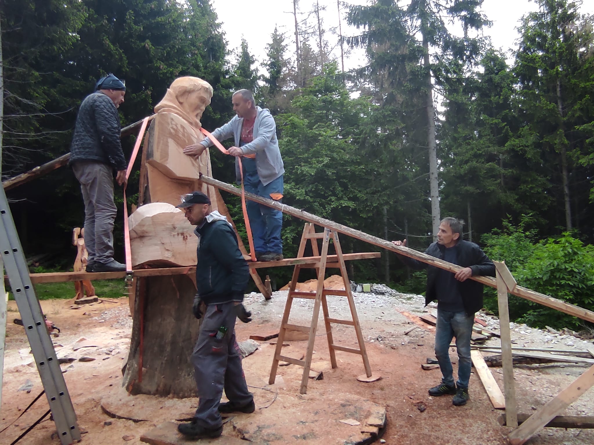 Skulptura svetog Bernarda iznjedrena ljubavlju kipara Fabijana Tomića, umjetnika Udruge “Naša zemlja” i Planinarskog društva “Kuk” Novi Travnik